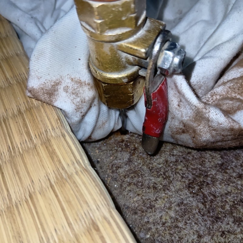 和室の床にシロアリ駆除剤を注入