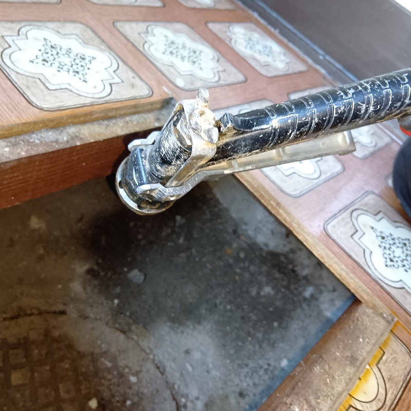 床に穴を開けてシロアリ駆除剤を注入