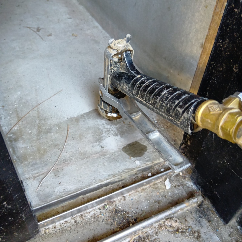 床に穴を開けてシロアリ駆除剤を注入