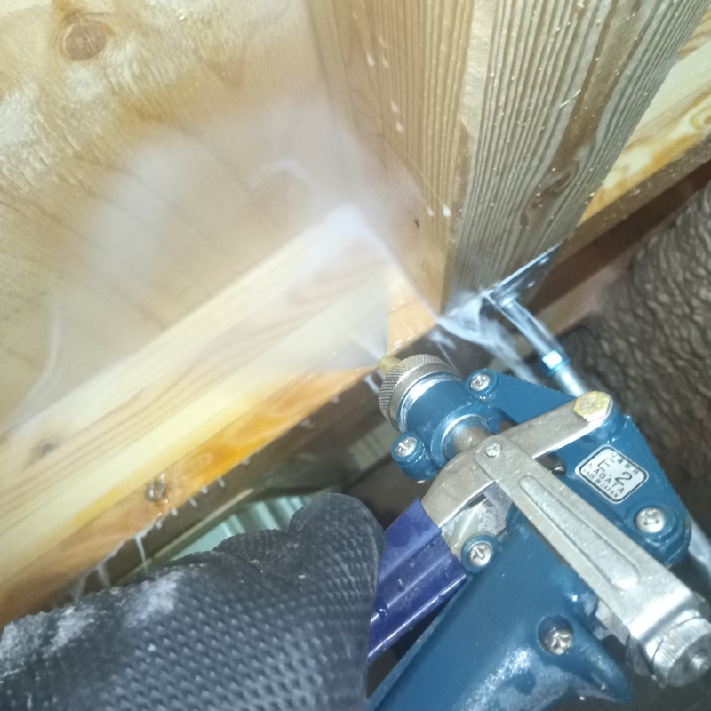 床下の断熱材に防蟻剤を散布