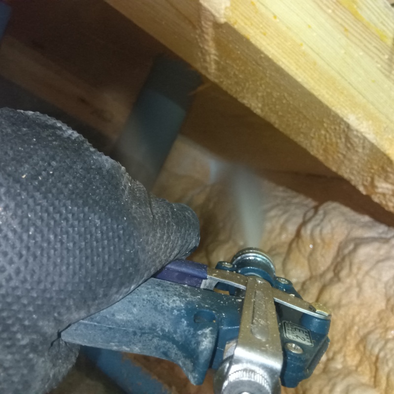 床下の木材に防蟻剤を散布