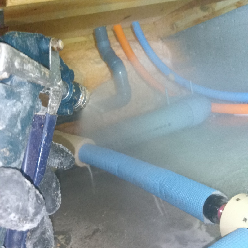 床下の配管まわりに防蟻剤を散布