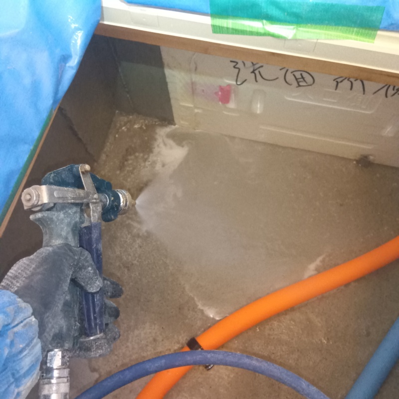 床下の地面に防蟻剤を散布