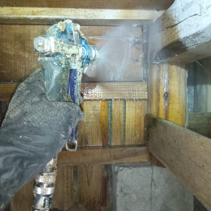 床下の木材にシロアリ駆除剤を散布