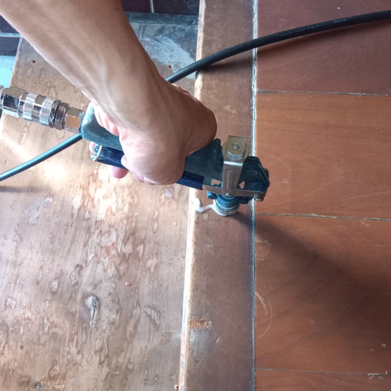 土間の木部にシロアリ駆除剤を注入