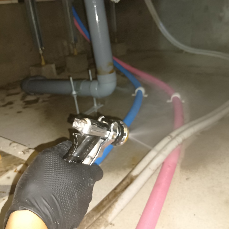 床下の地面に防蟻剤を散布