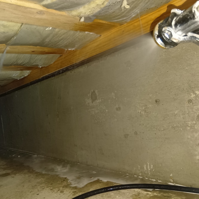 基礎部分に防蟻剤を散布