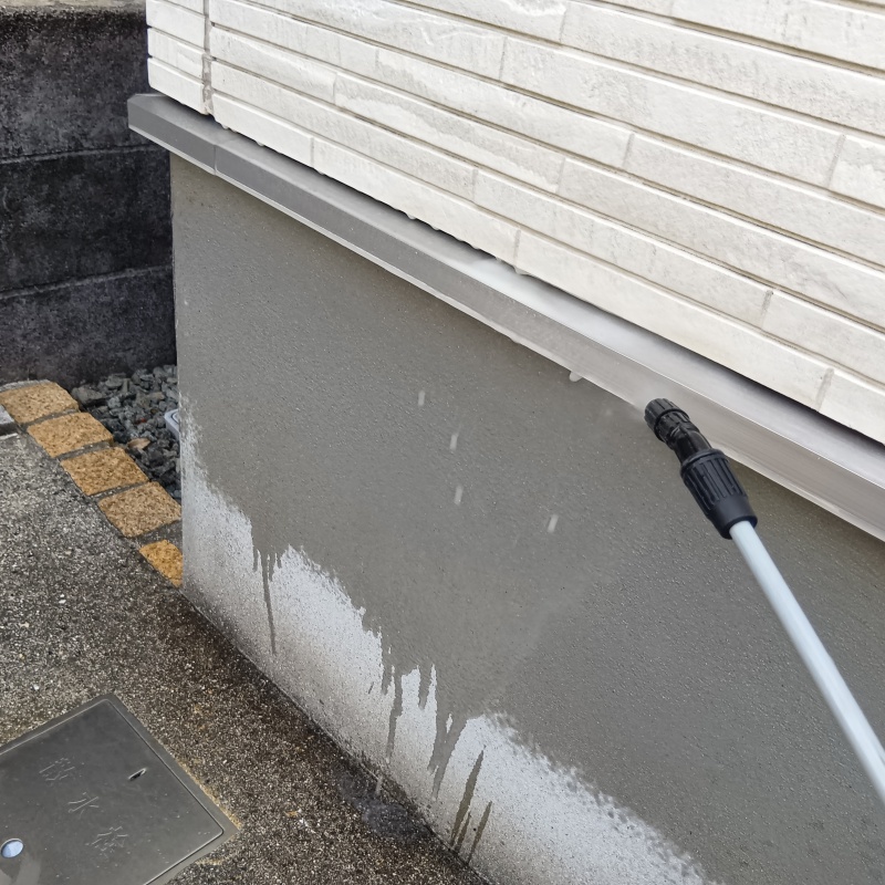 建物外周に防蟻剤を散布