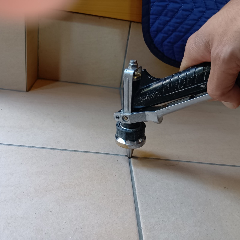 床に穴を開けて防蟻剤を注入