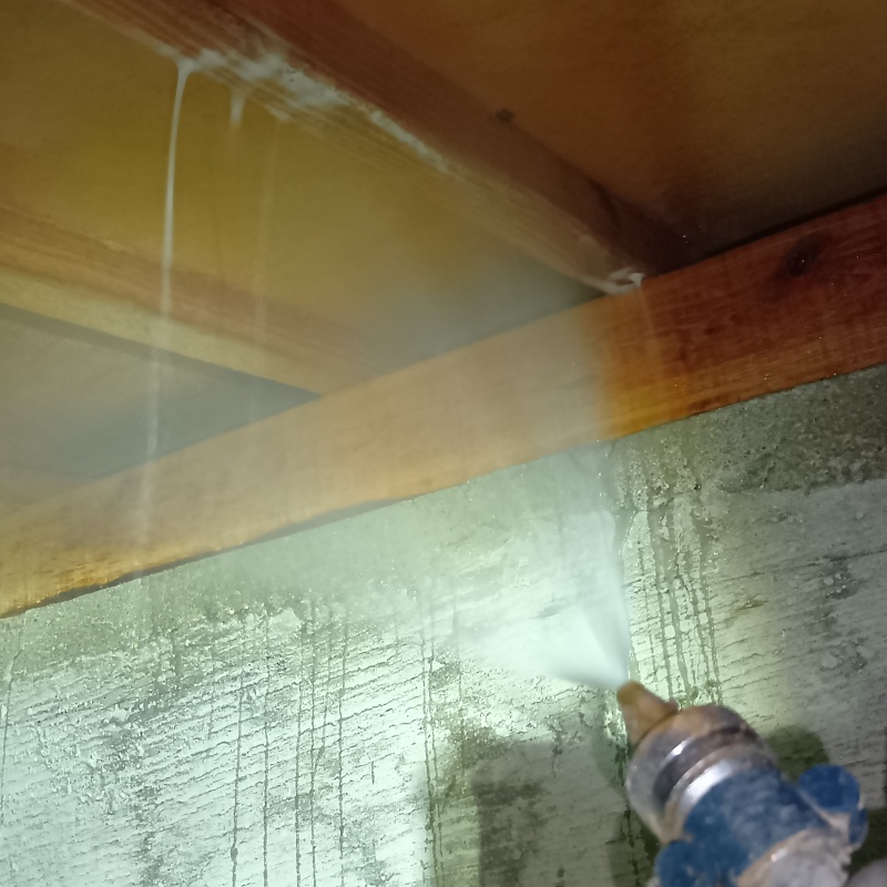 床下の木材にシロアリ駆除剤を散布