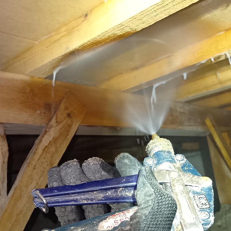 床下の木材にシロアリ駆除剤を散布