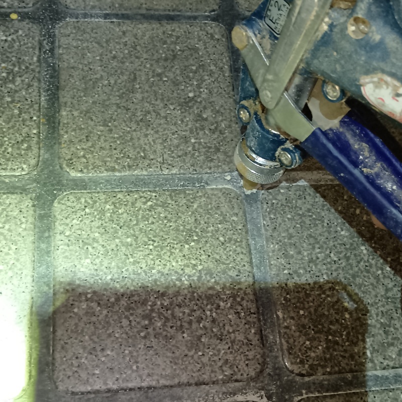 床に穴を開けてシロアリ駆除剤を注入