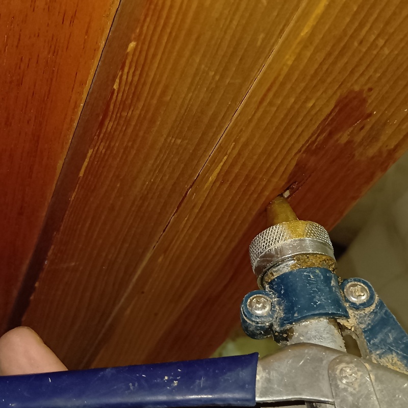 柱に穴を開けてシロアリ駆除剤を注入