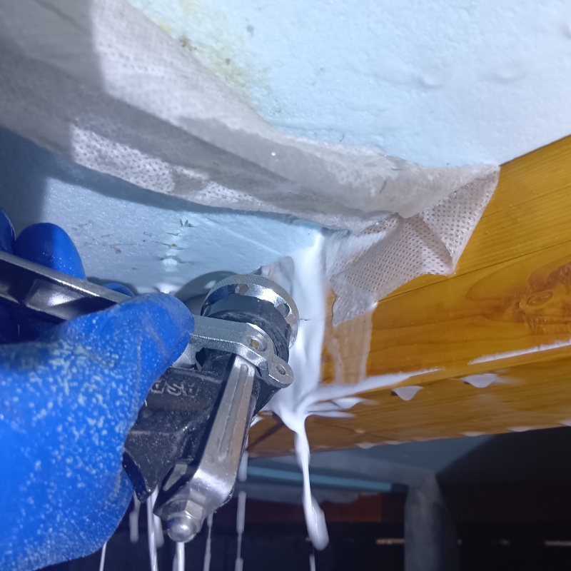 床下の木材にシロアリ駆除剤を散布