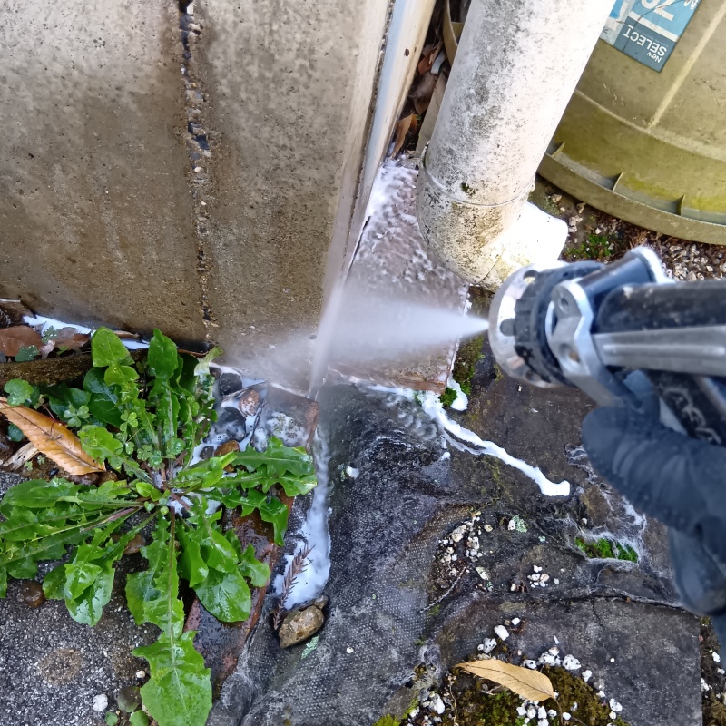 建物外周にシロアリ駆除剤を散布