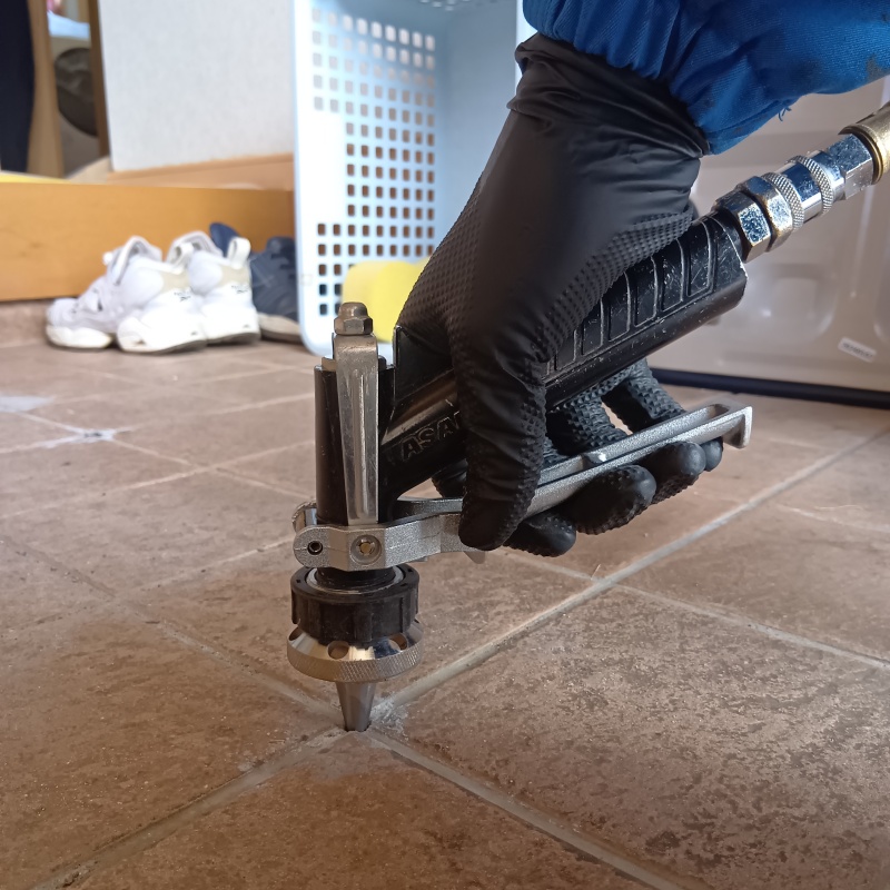 床に穴を開けてシロアリ駆除剤を注入