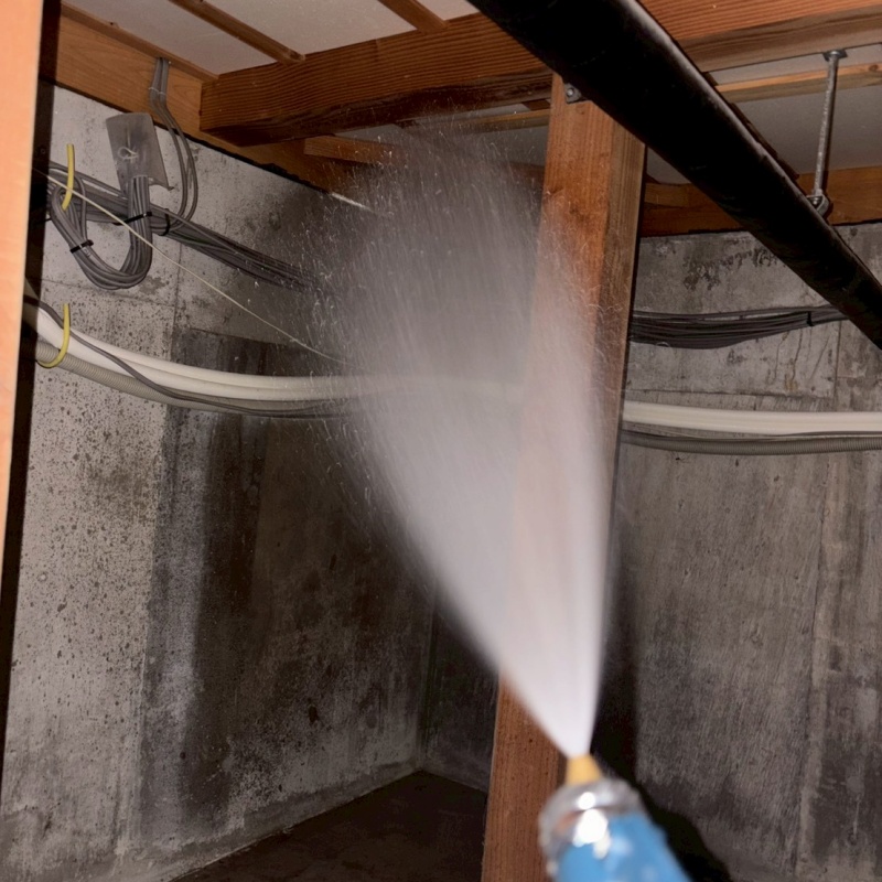 床下の木材にシロアリ駆除剤を散布