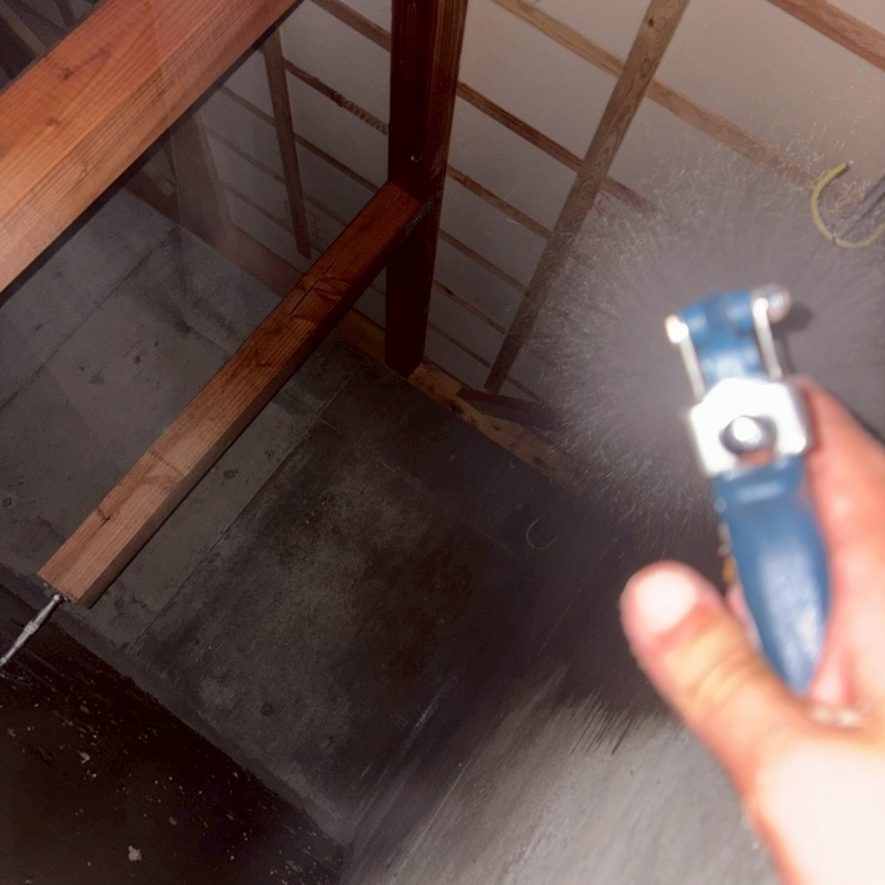 床下の地面にシロアリ駆除剤を散布