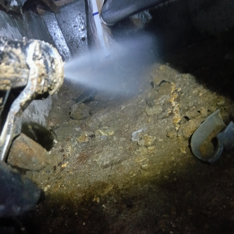 床下の地面にシロアリ駆除剤を散布