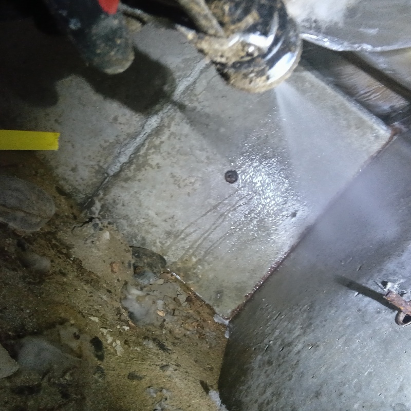 基礎部分にシロアリ駆除剤を散布