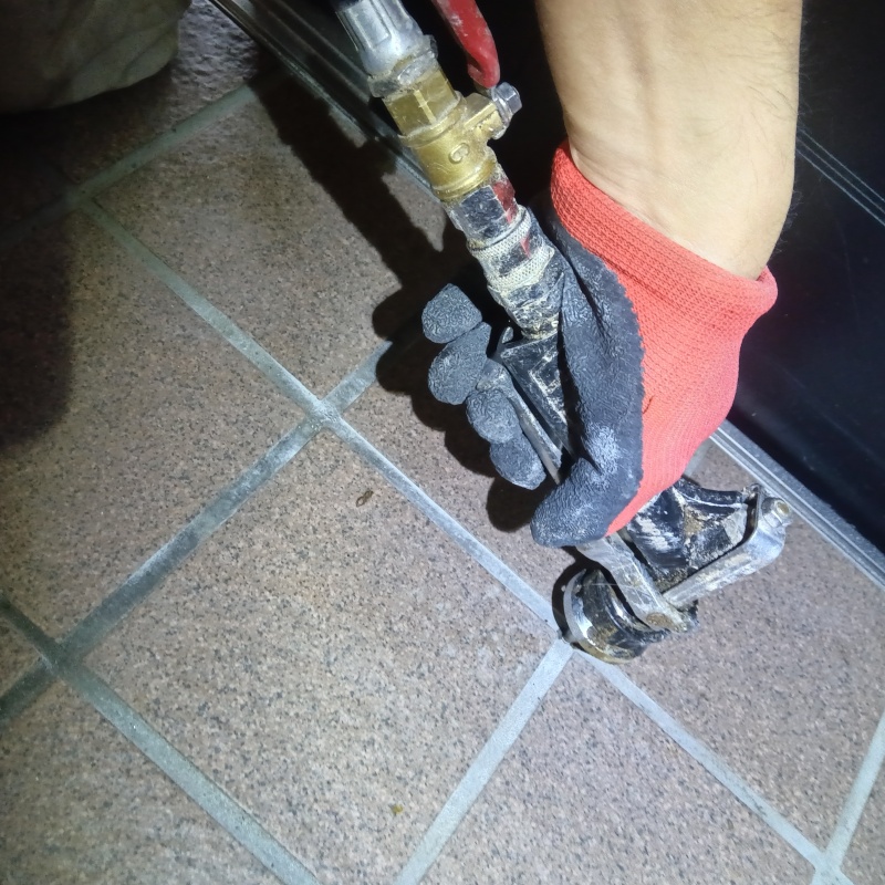 床に穴を開けてシロアリ駆除剤を注入