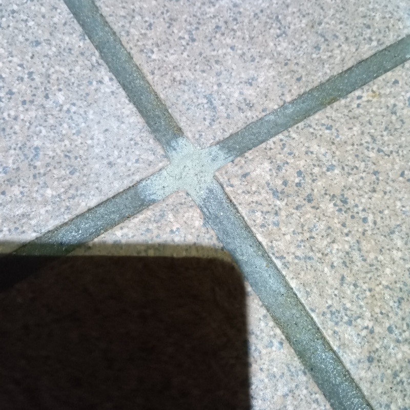 開けた穴を修復した様子