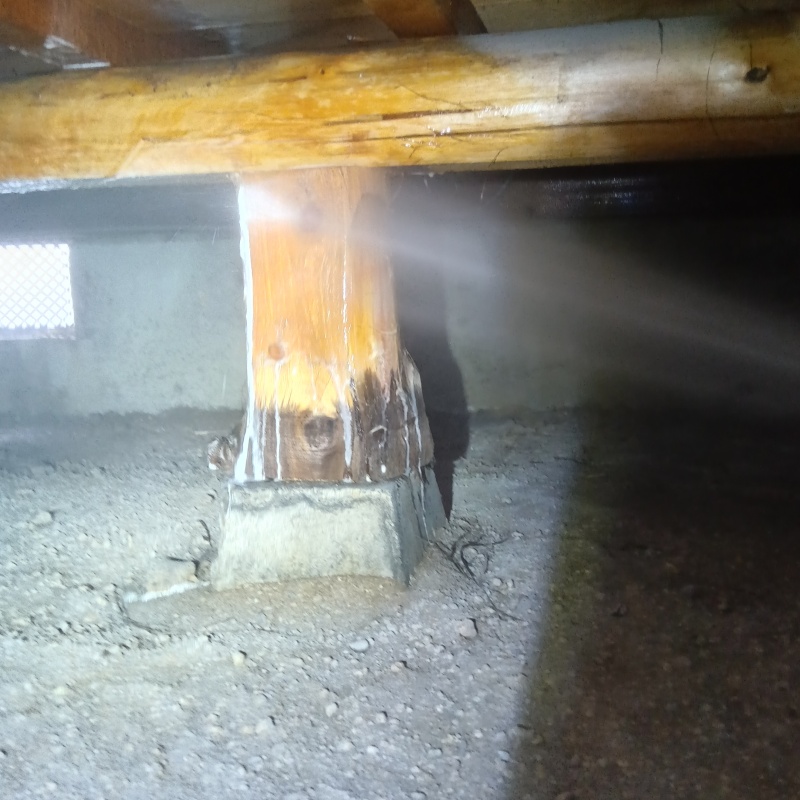 床下木材にシロアリ駆除剤を散布