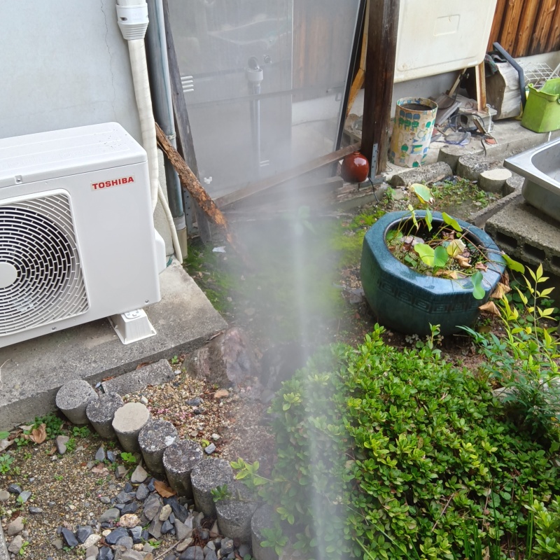 建物外周の土壌にシロアリ駆除剤を散布