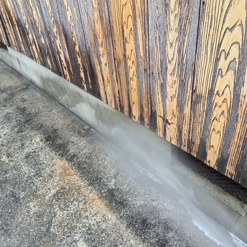 基礎周りにシロアリ駆除剤を散布する様子