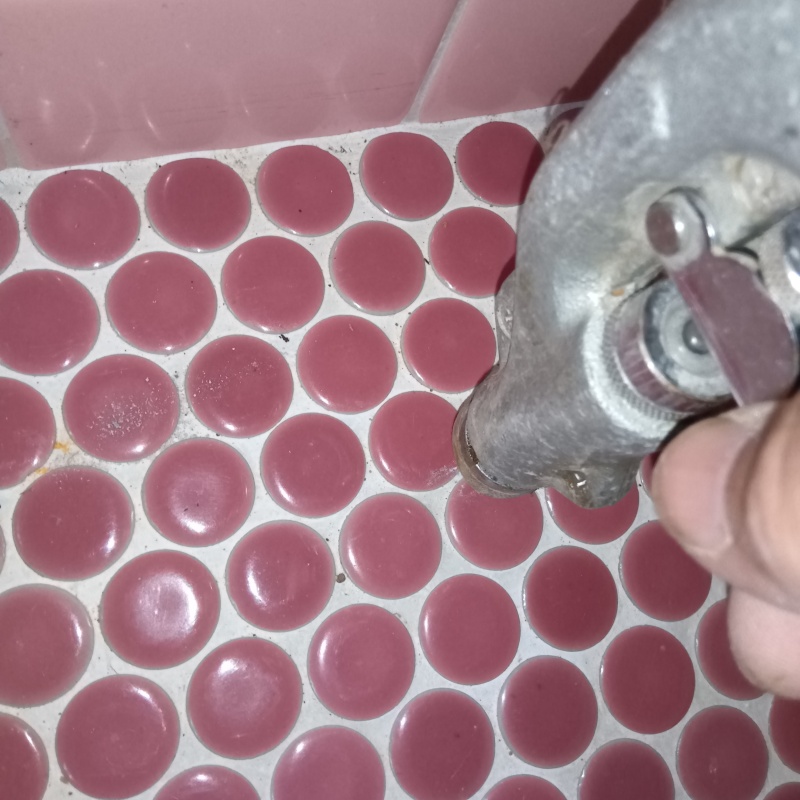 トイレ床タイルの目地からシロアリ駆除剤を注入