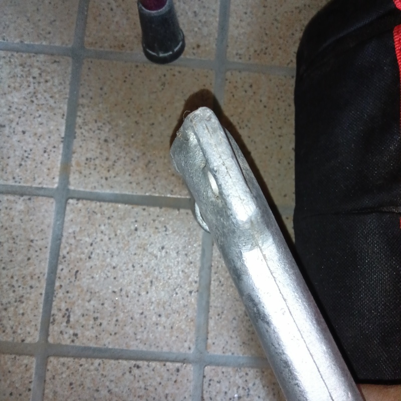 玄関床のタイルの目地からシロアリ駆除剤を注入