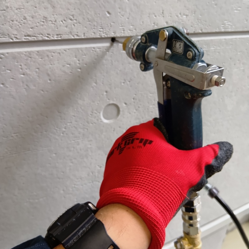 壁に穴を開けて内部にシロアリ駆除剤を注入