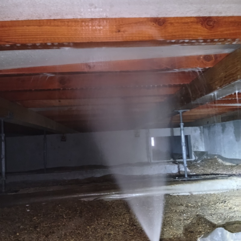 床下断熱材に防蟻剤を散布