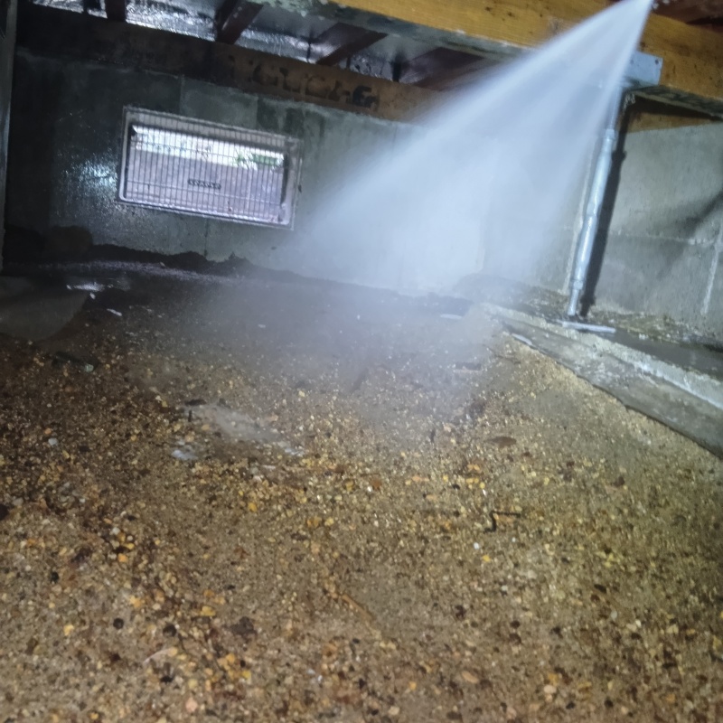 地面に防蟻剤を散布する様子