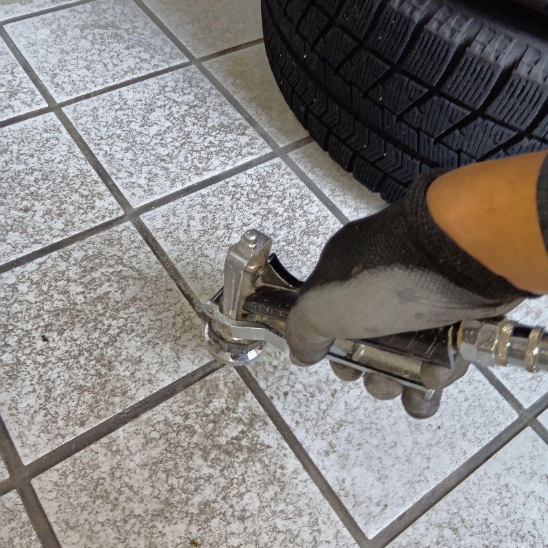 玄関床タイルの目地から防蟻剤を注入