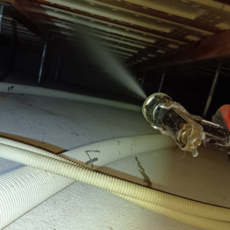 床下木材に防蟻剤を散布