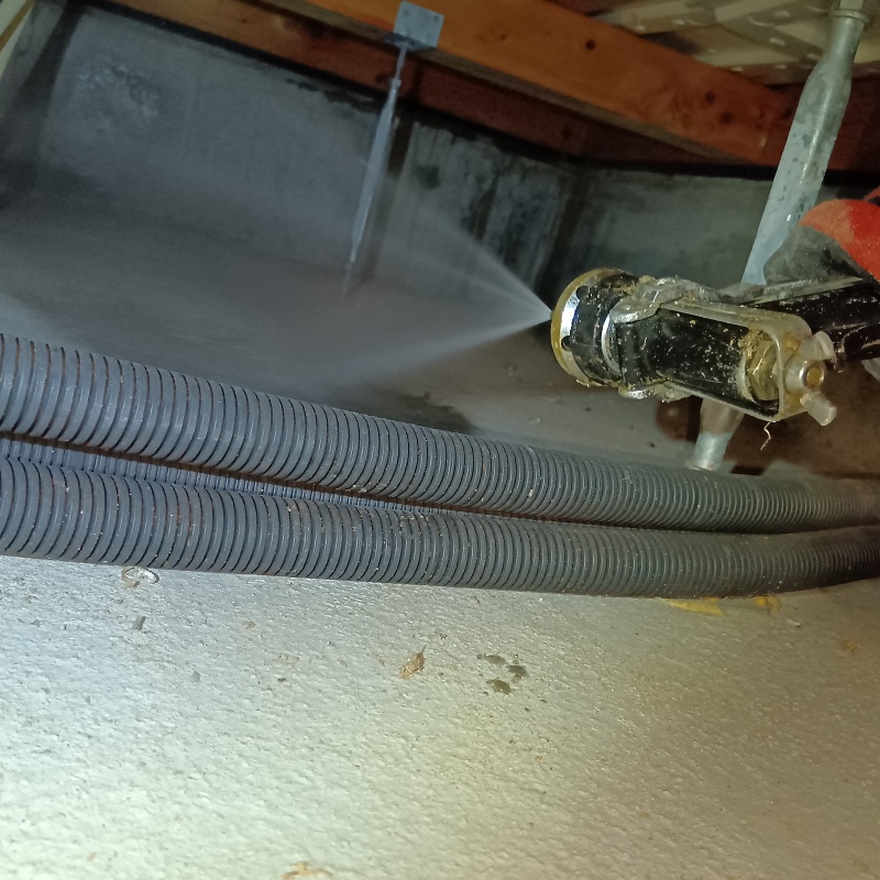 地面に防蟻剤を散布