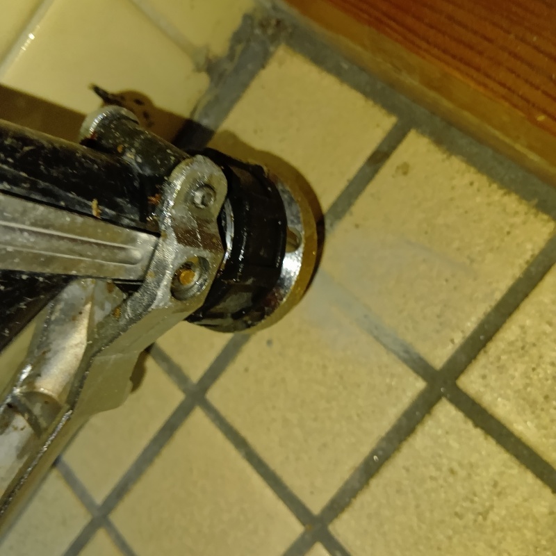 トイレ床のタイルの目地からシロアリ駆除剤を注入