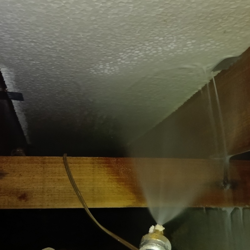 床下断熱材にシロアリ駆除剤を散布