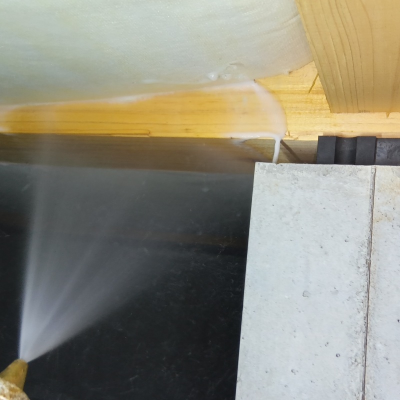 床下断熱材に防蟻剤を散布