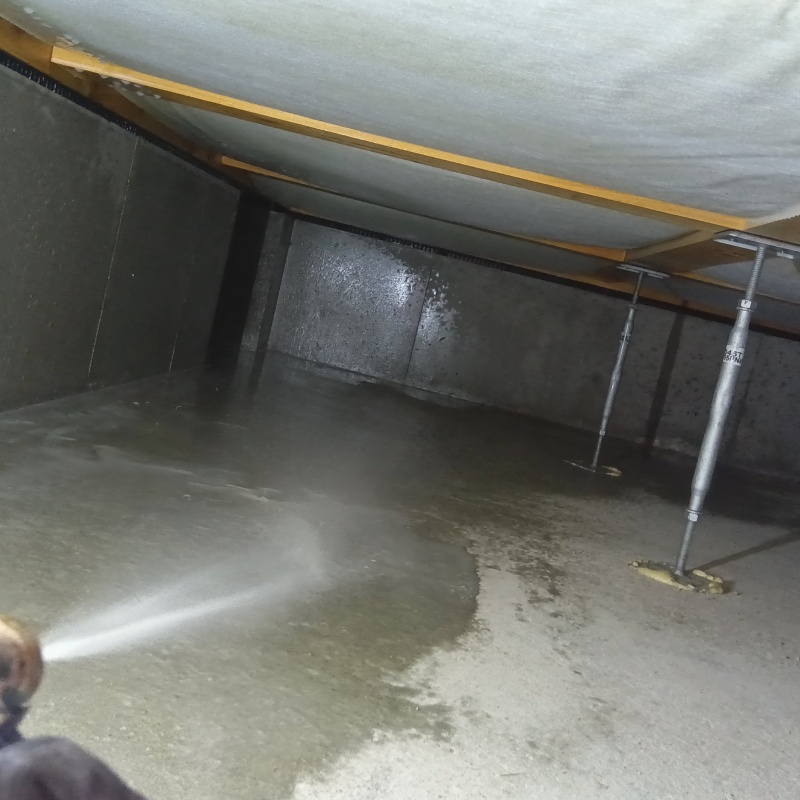 基礎に防蟻剤を散布