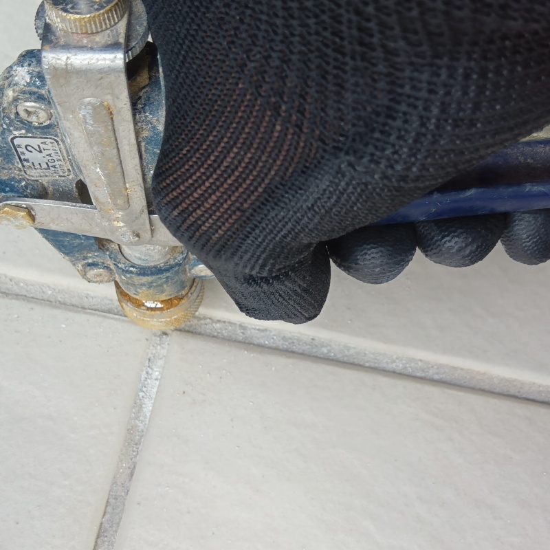 玄関床の目地から防蟻剤を注入