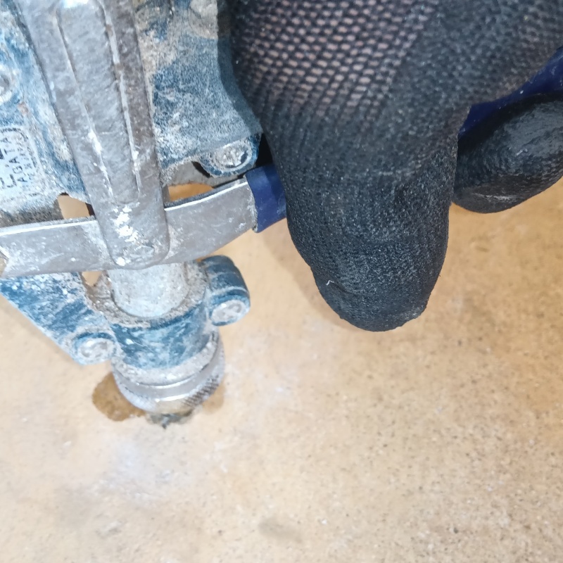 玄関先のコンクリートに穴を開けて防蟻剤を注入