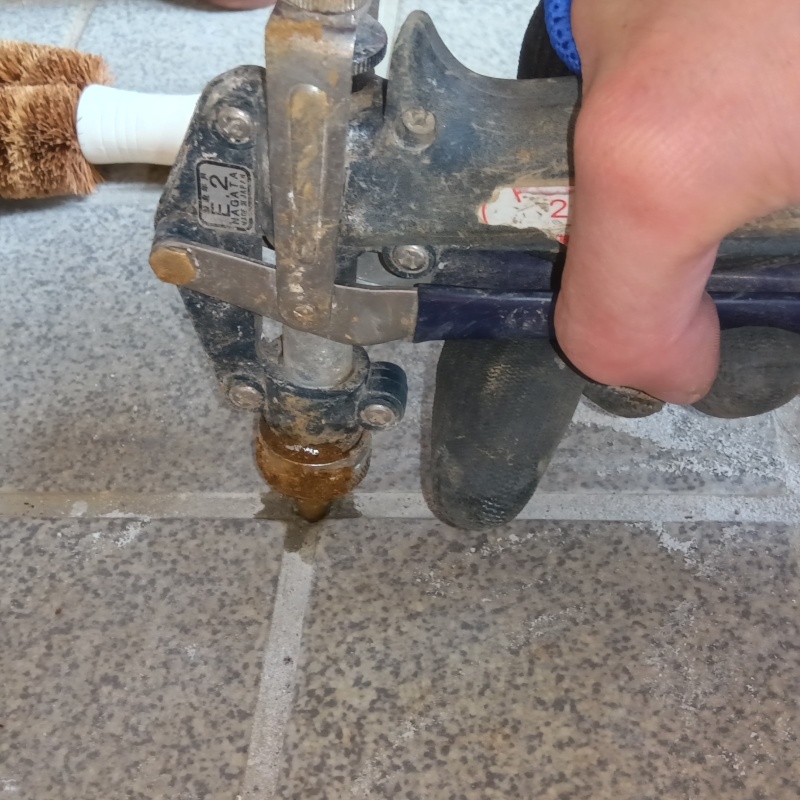 玄関床のタイルの目地から防蟻剤を注入