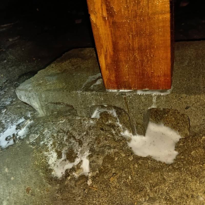 束石にシロアリ駆除剤を散布