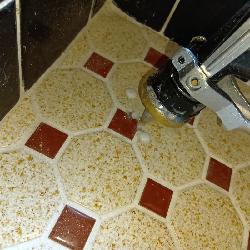 トイレ床のタイルの目地からシロアリ駆除剤を注入