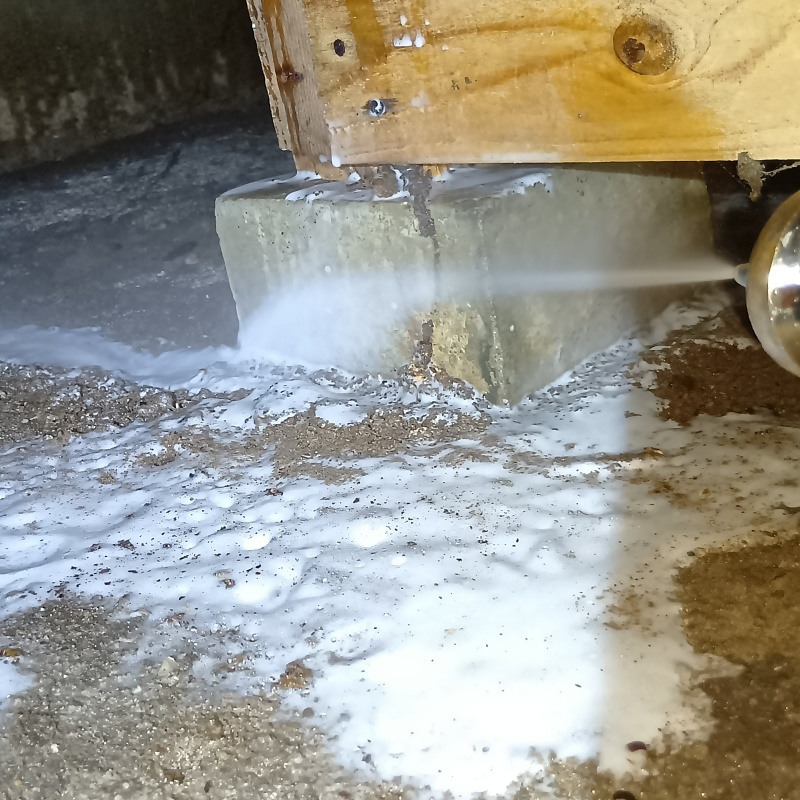 束石にシロアリ駆除剤を散布