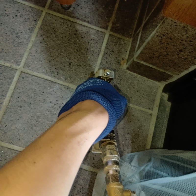 玄関床のタイルの目地からシロアリ駆除剤を注入