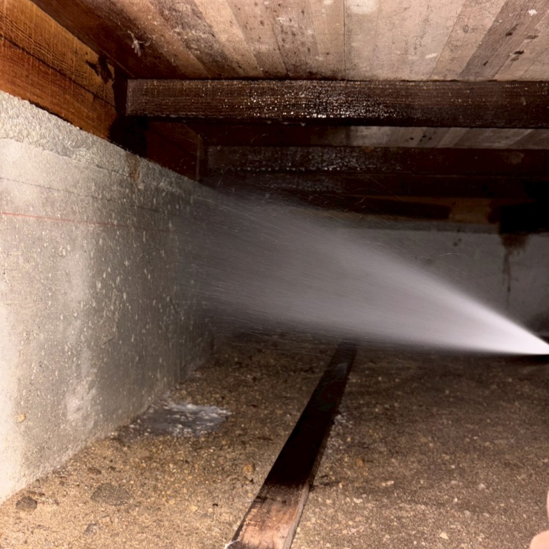 基礎にシロアリ駆除剤を散布