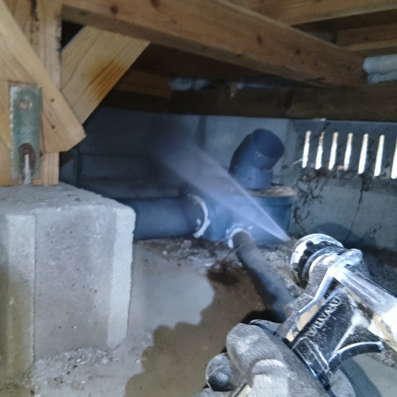 基礎にシロアリ駆除剤を散布